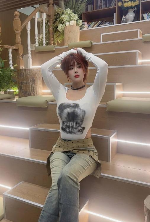 性感身材翘臀馨菲-69俱乐部