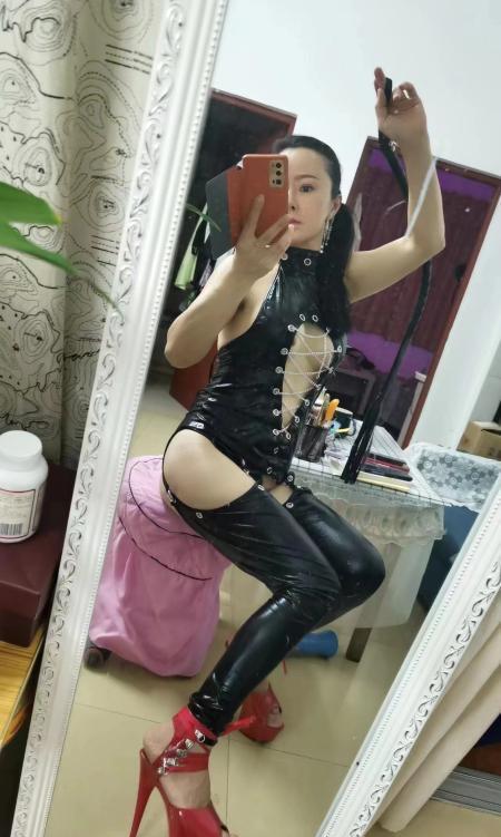 玩SM骚妇-69俱乐部