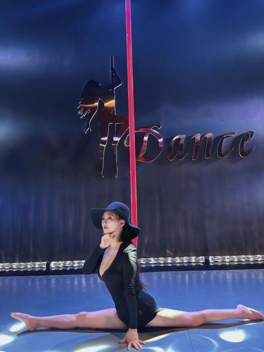 沈北瑜伽绝活喷水妹子-69俱乐部