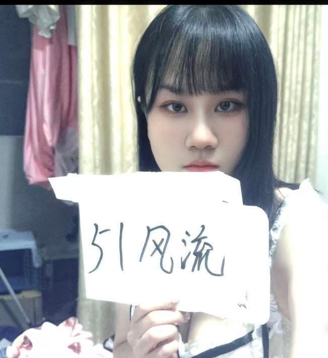 西安粉嫩翘臀灵儿-69俱乐部