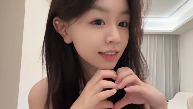 调皮丫头居居-69俱乐部